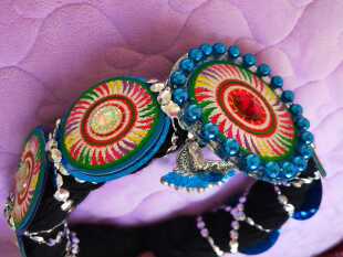 新款云南丽江纳西族头饰舞台演出服饰成人儿童演出薄款轻便