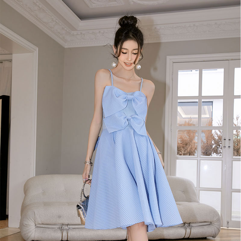 甜美大摆蝴蝶结吊带纯色连衣裙