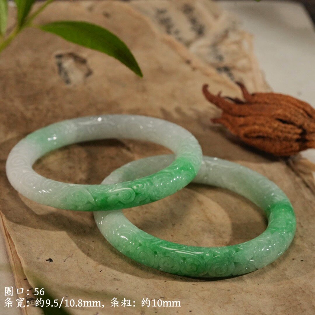 0982200-0lxt 天然细糯白底青飘阳绿翡翠雕花圆条手镯对镯圈口56