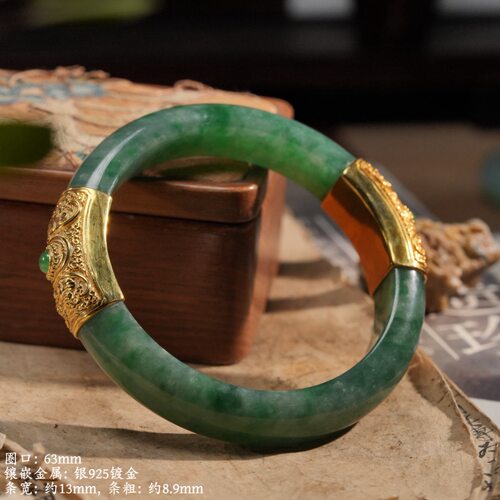 056757-5 银925镀金錾蝙蝠捧寿纹镶天然细糯飘辣绿翡翠手镯圈口63