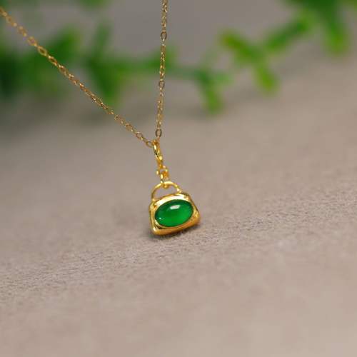 天然A货翡翠椭圆蛋面小锁吊坠