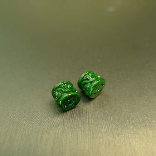 天然A货翡翠圆形雕花小桶珠