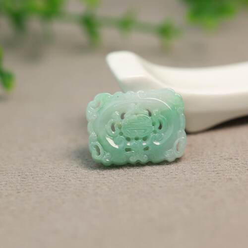 翡翠镂空双龙捧寿方形背云