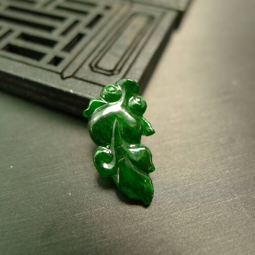 辣绿天然A货翡翠金鱼吊坠花片
