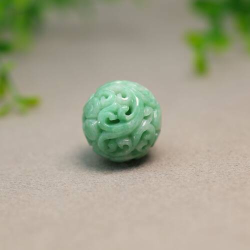 翡翠镂空雕花龙纹梅花大珠子