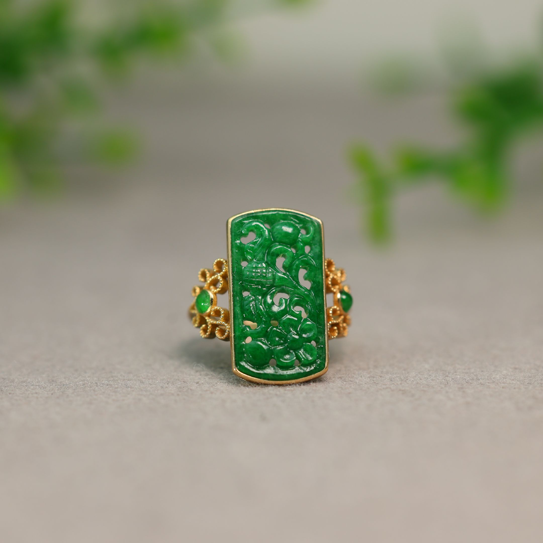 天然A货翡翠镂空方形雕花戒指