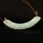 特价 E399冰糯白底飘绿花天然A货翡翠玉璜龙勾锁骨吊坠挂坠