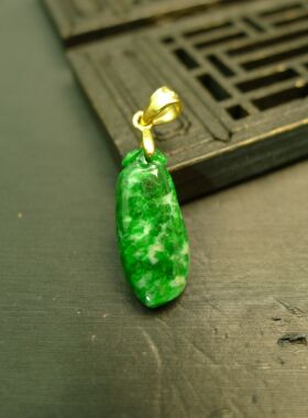 #K441辣绿缅甸天然A货翡翠福瓜锁骨小吊坠