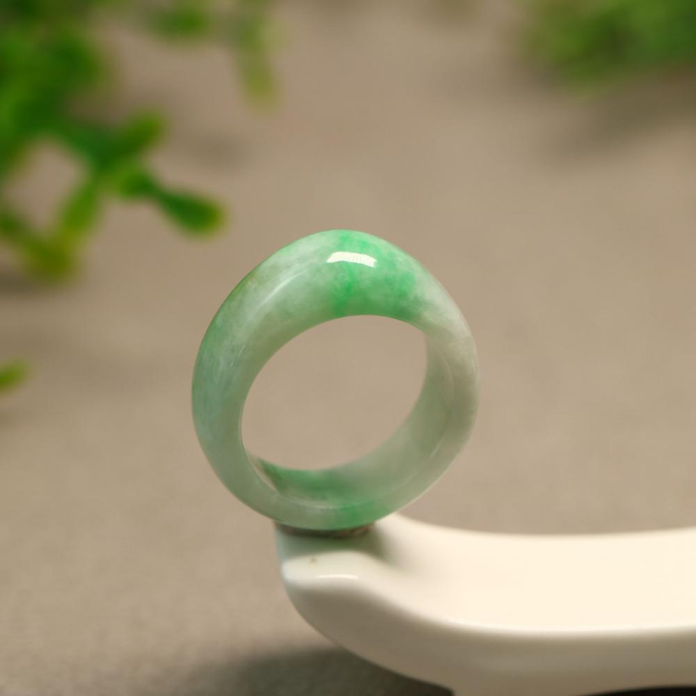 白底飘阳绿天然A货翡翠戒指
