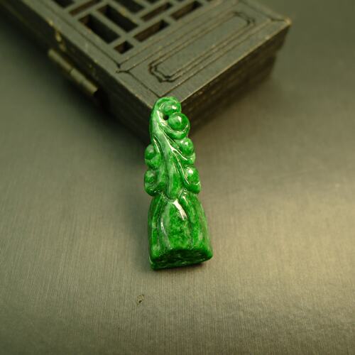 辣绿缅甸天然A货翡翠莲蓬吊坠