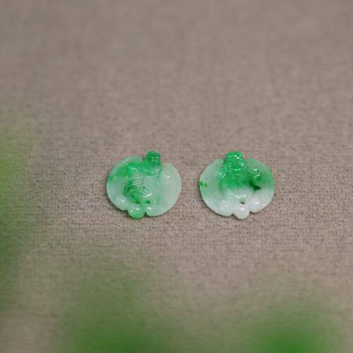 天然A货翡翠雕花蝙蝠戒面