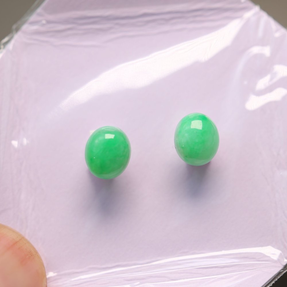 满色阳绿天然A货翡翠椭圆形蛋面