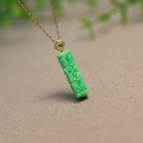 天然翡翠雕花路路通桶珠吊坠