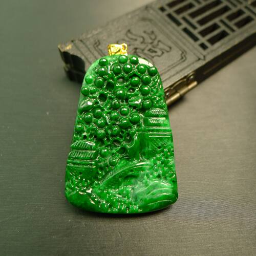 辣绿天然A货翡翠山水牌子吊坠