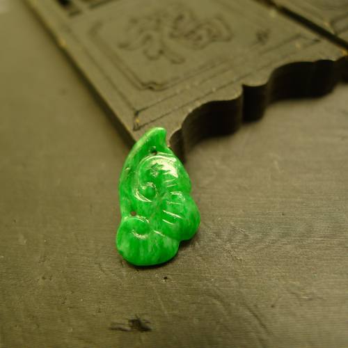 辣绿缅甸天然A货翡翠如意戒面