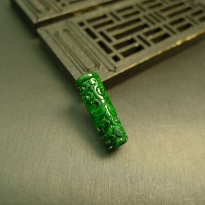 翡翠圆柱形雕花路路通桶珠吊坠