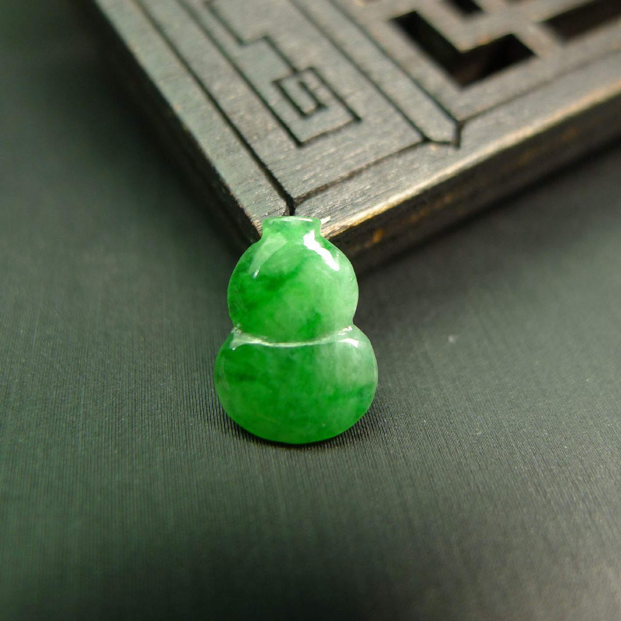 特价冰种辣绿天然A货翡翠葫芦戒面