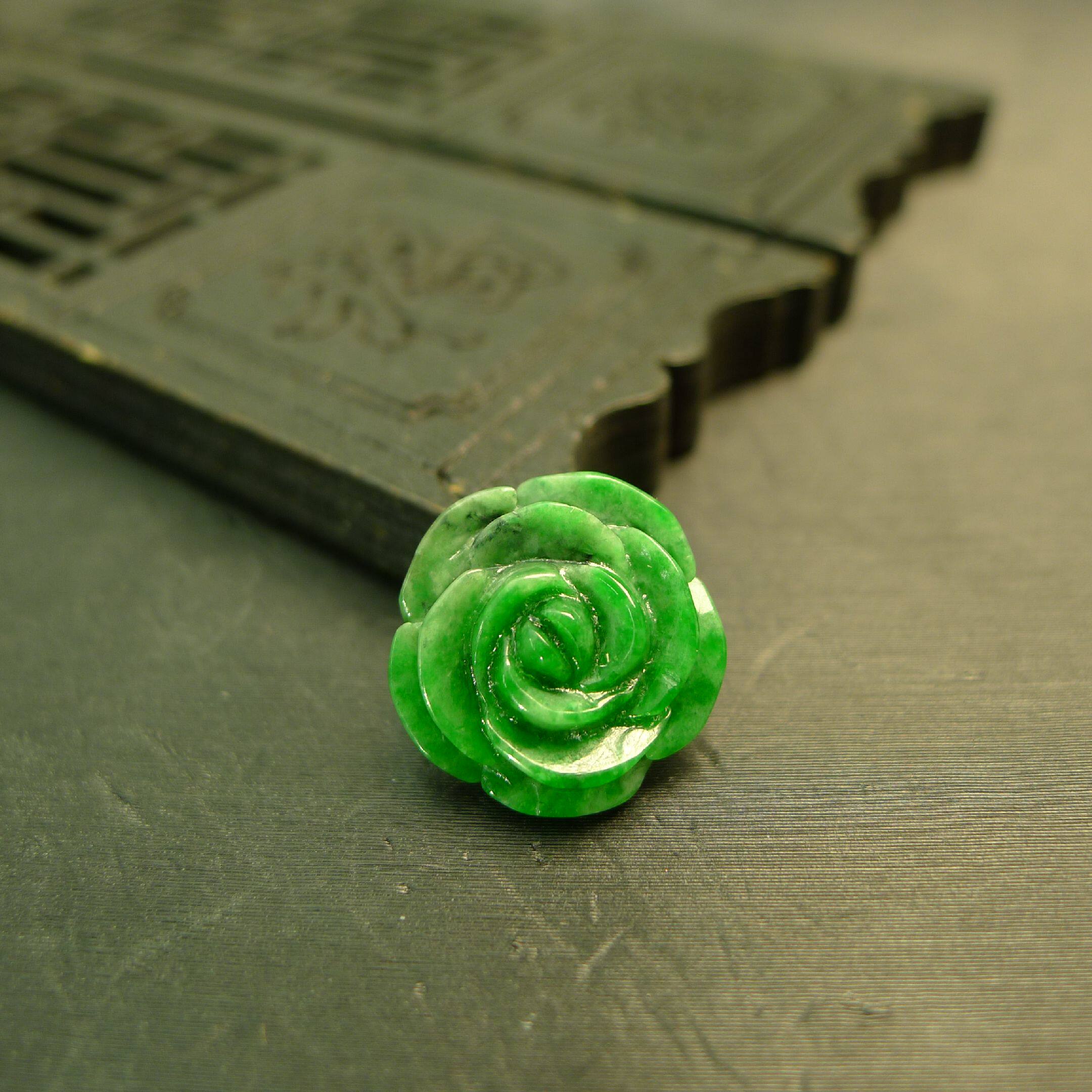 #J650满色辣绿缅甸天然A货翡翠玫瑰花戒面 牛鼻孔可作钮扣戒指