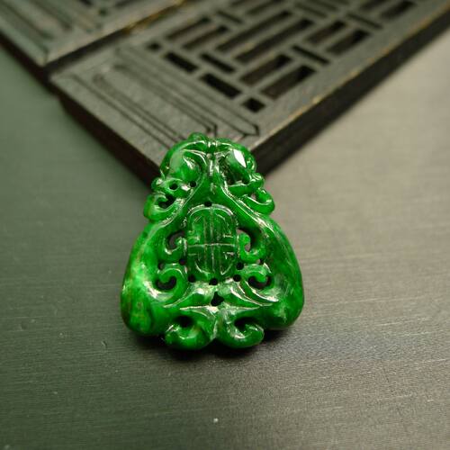天然A货翡翠双龙捧寿三角形背云