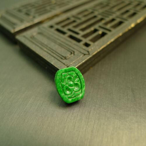 翡翠雕花扁平腰鼓珠小背云