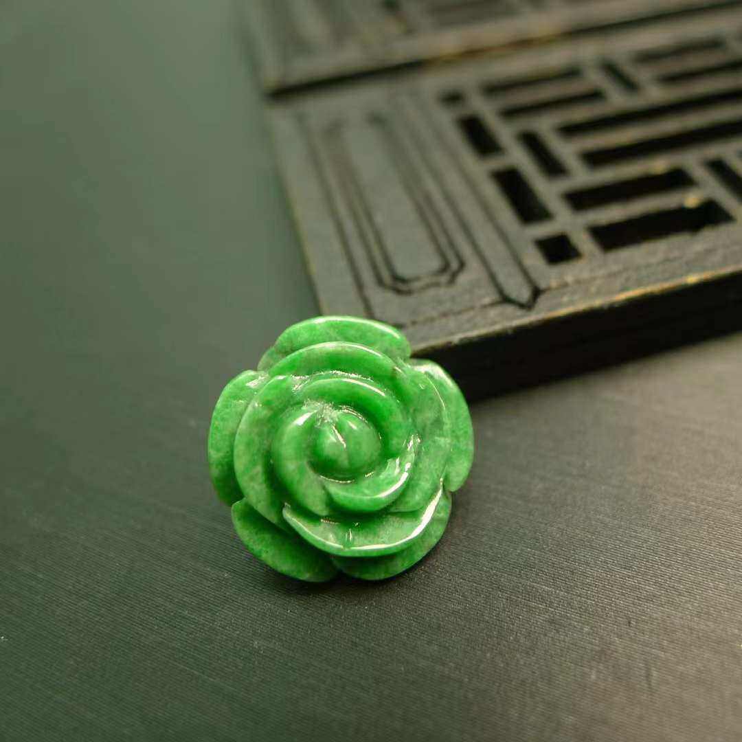 #6398 满色辣绿天然A货翡翠牡丹花戒面 牛鼻孔