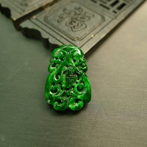 翡翠镂空双龙捧寿背云