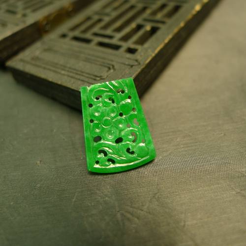 天然翡翠镂空雕花梯形吊坠花片