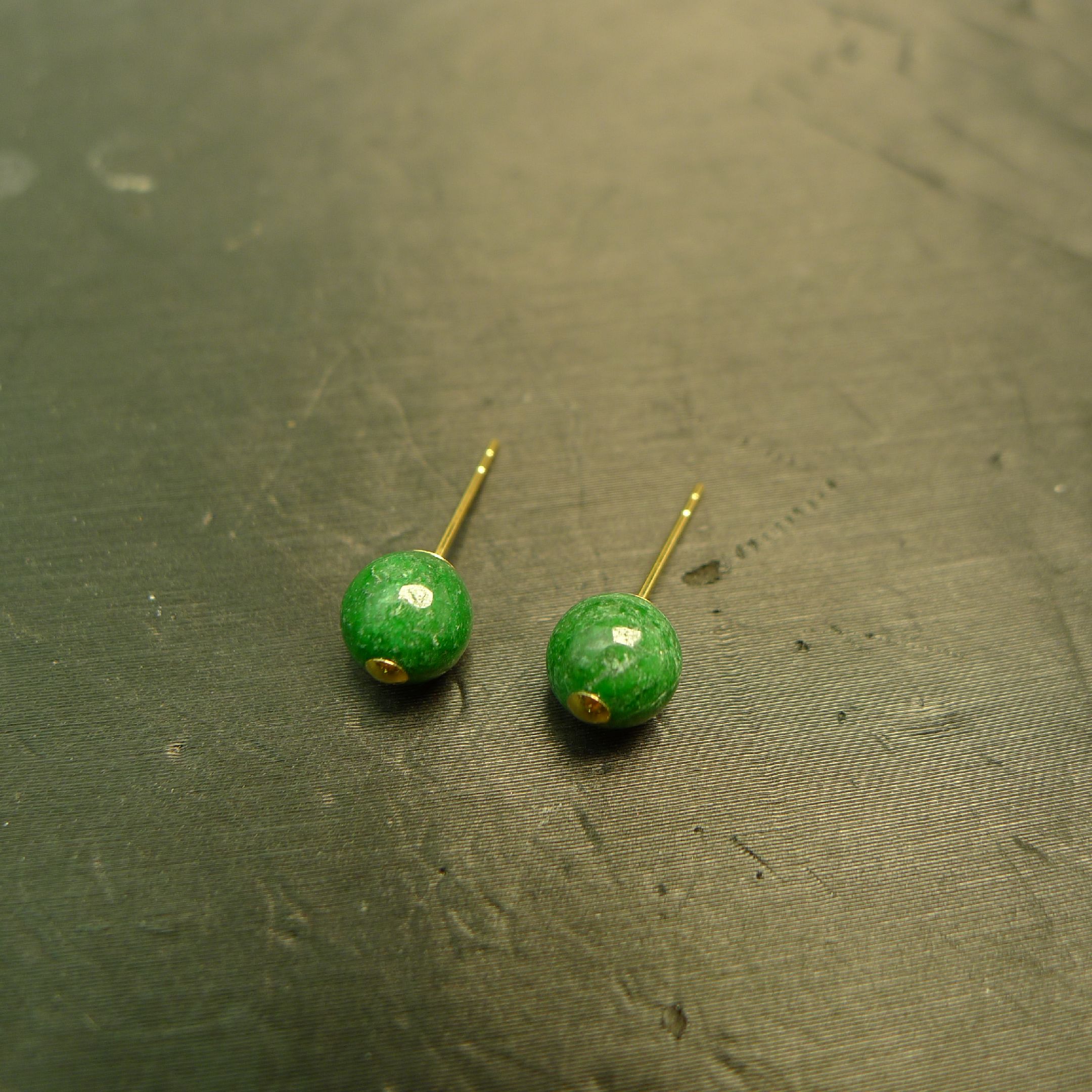 #K456 18K金镶嵌满色辣绿缅甸天然A货翡翠素面圆形珠子耳钉耳饰