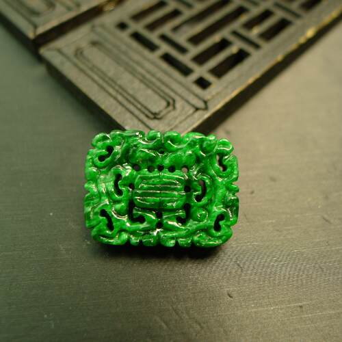 天然A货翡翠镂空双龙捧寿背云