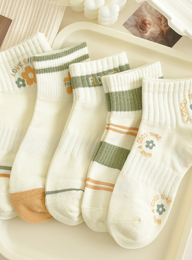 绿色秋季短筒袜子女棉袜春秋小花日系运动风百搭奶白色学院风短袜