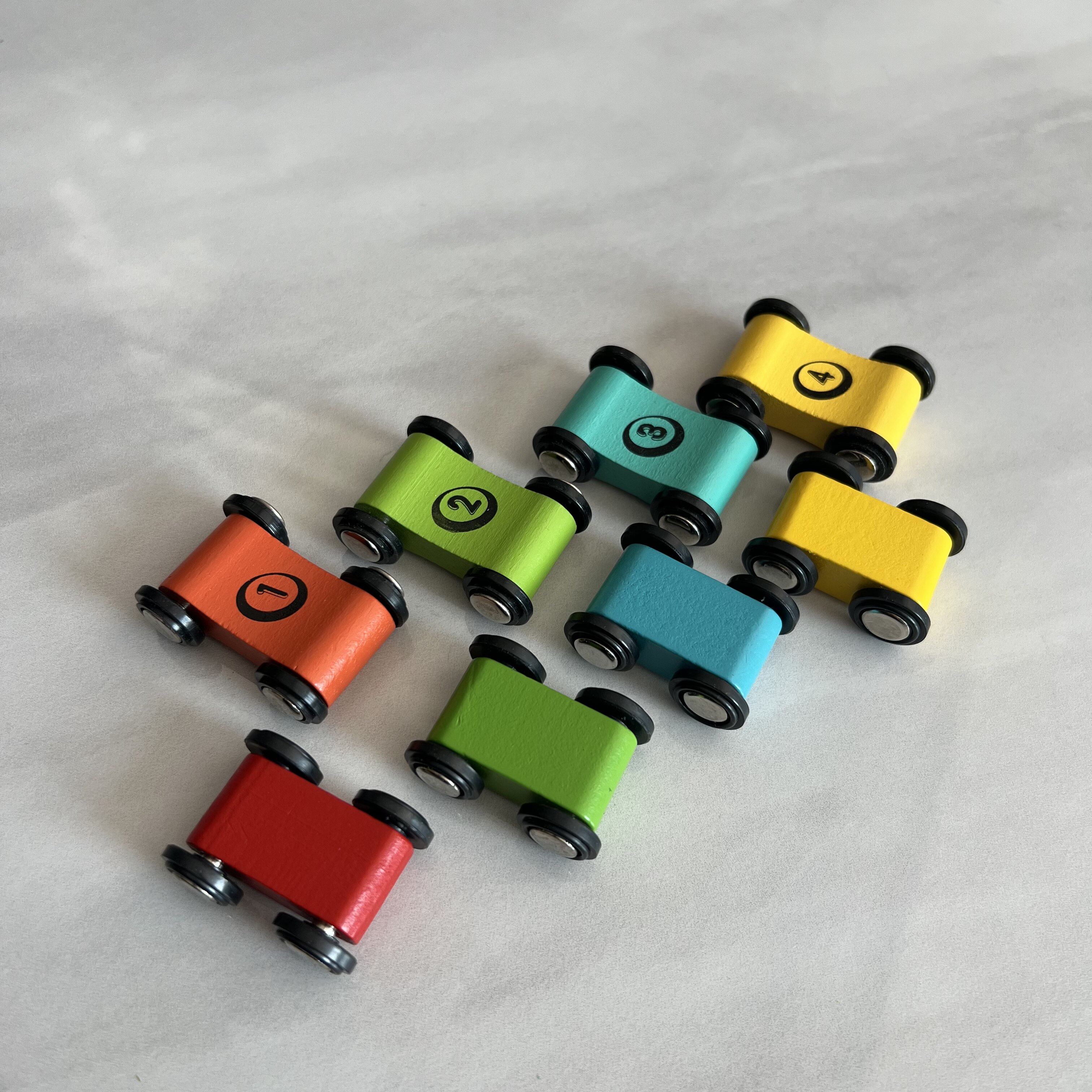 滑翔小车幼儿童益智惯性轨道滑行手推小赛车桌面互动木质玩具配件