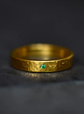 祖母绿戒指 匠人手作锤纹黄金色戒指 男女情侣对戒素圈镀金色素戒