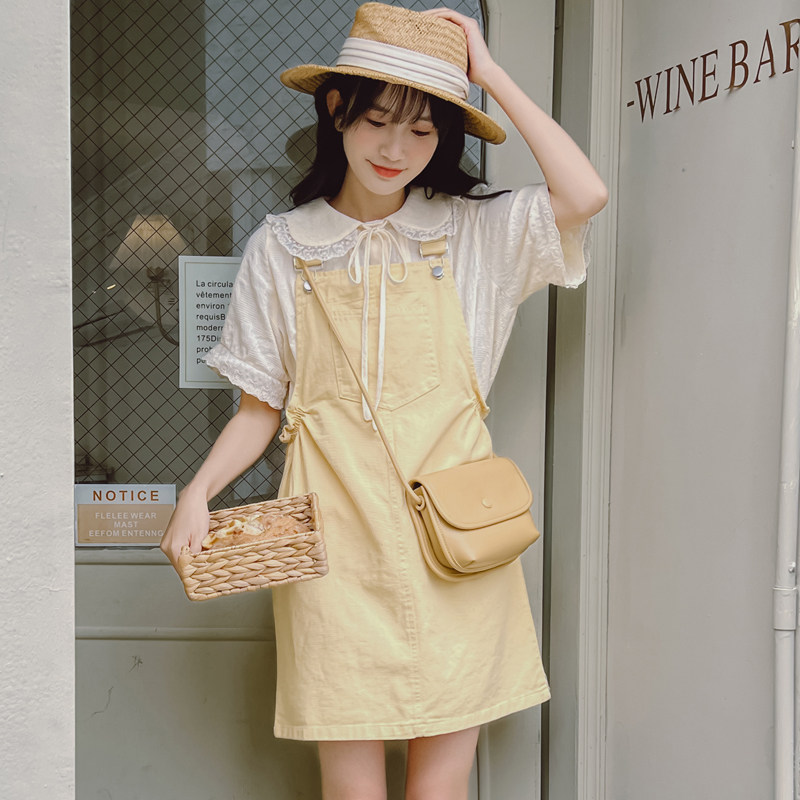 浅黄色牛仔背带连衣裙女夏季2024新款设计感小个子宽松显瘦裙子