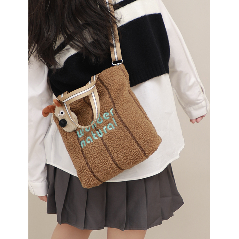 秋冬羊羔绒新款斜挎包包女大容量毛绒包百搭字母刺绣手提包托特包