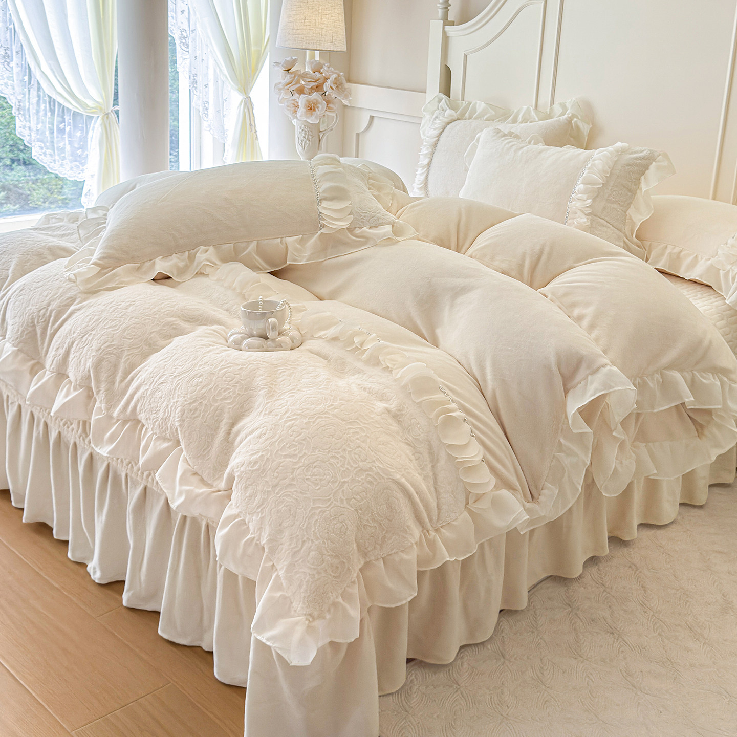 床单2025新款高克重雕花牛奶绒花边四件套系列-艾诺依床盖款