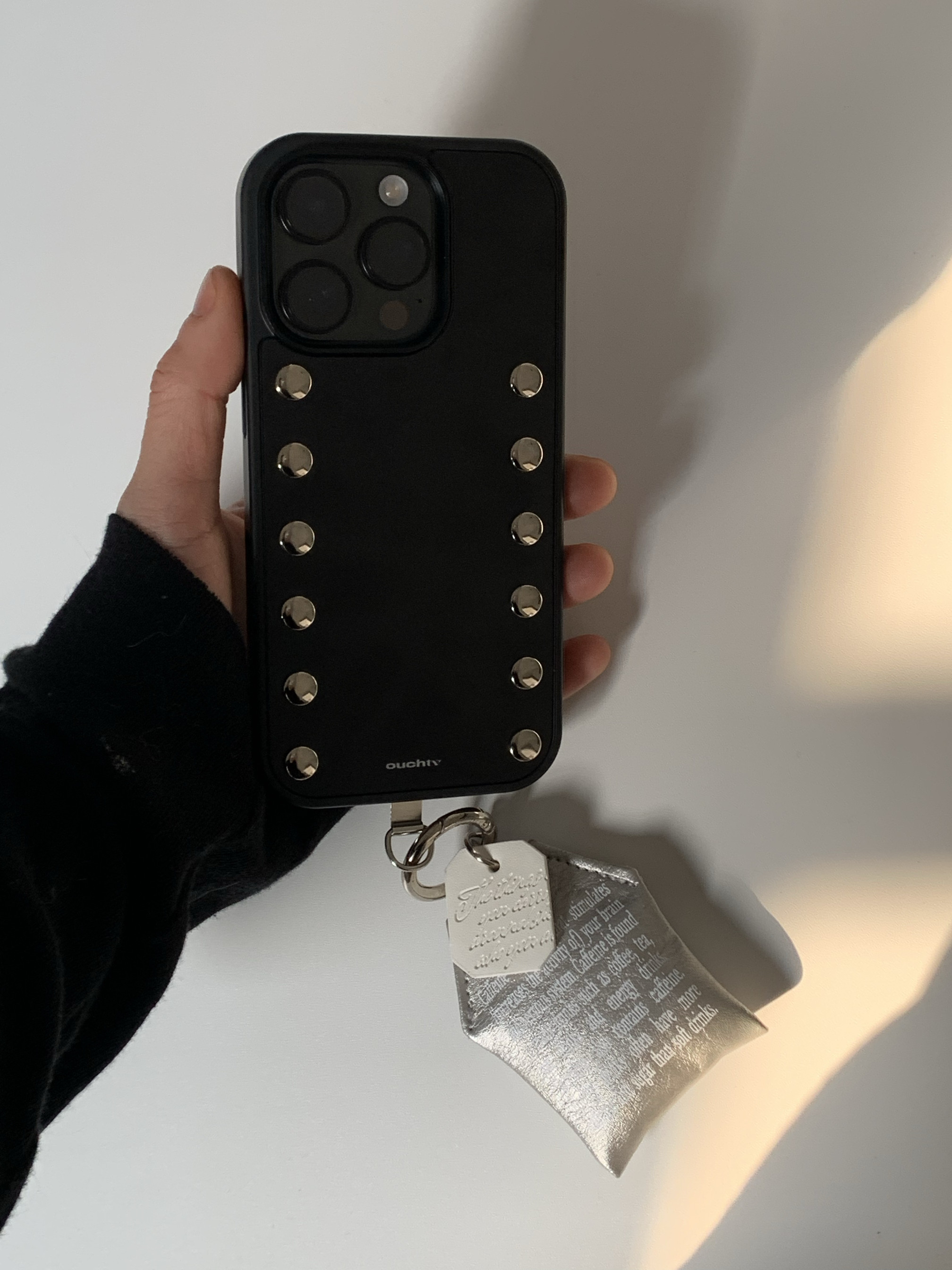 Ouchtv25ss时髦元素好搭配简约银色铆钉全黑包边素壳适用于