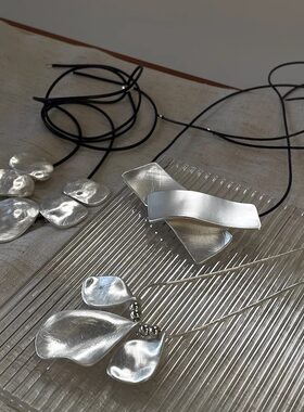不规则拉丝金属吊坠抽拉式黑绳皮质项链女夸张百搭毛衣链质感高级