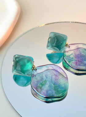 如烟极光感蓝彩波浪片耳环圆片透明几何耳夹日韩新款春夏亚克力