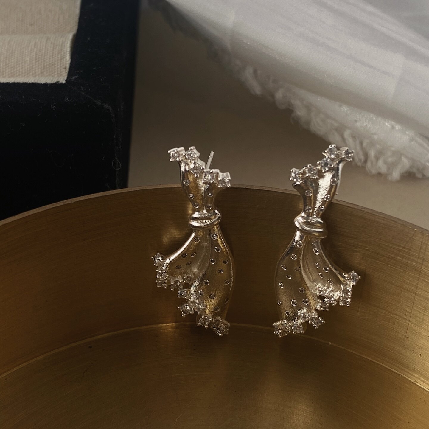 上新9折 裙摆飞飞时尚流行意大利拉丝工艺小裙子耳环S925银针耳环,饰品/流行首饰/时尚饰品新,耳环,淘宝优惠券,粉丝福利购,淘宝优惠卷