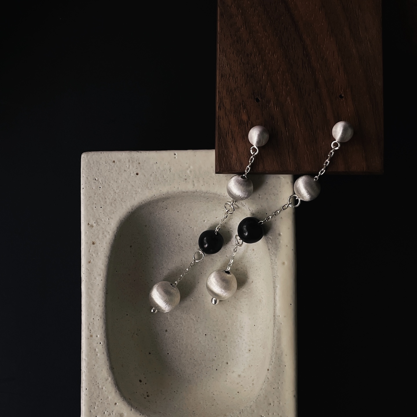 上新9折拉丝猫眼金属球黑玛瑙耳环长流苏串珠耳饰女小众设计高级