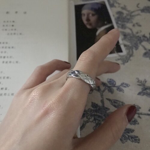 法国小姐。宽窄金属女镀金戒指