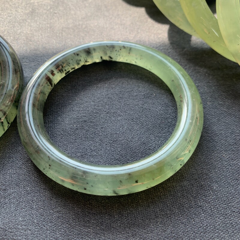 F181冰透岫玉圆条全品手镯 绿底水墨意境圆条玉镯 玉石山水画