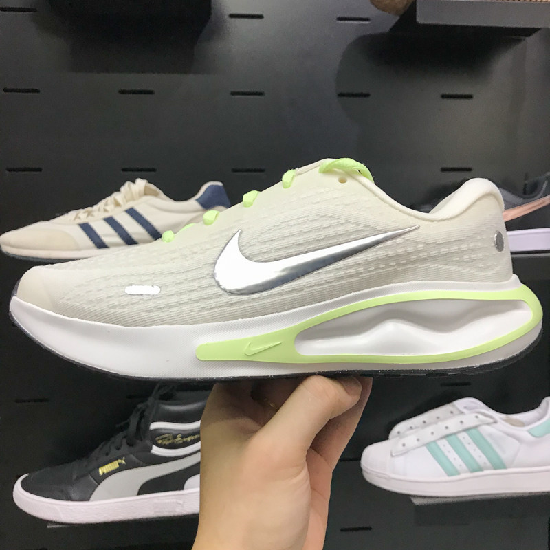 Nike耐克女鞋2025秋季新款透气回弹缓震舒适运动跑步鞋FJ7765-115