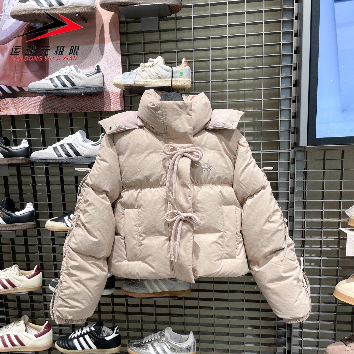 阿迪达斯三叶草女装2025冬新款保暖短款宽松鸭绒连帽羽绒服KC2610