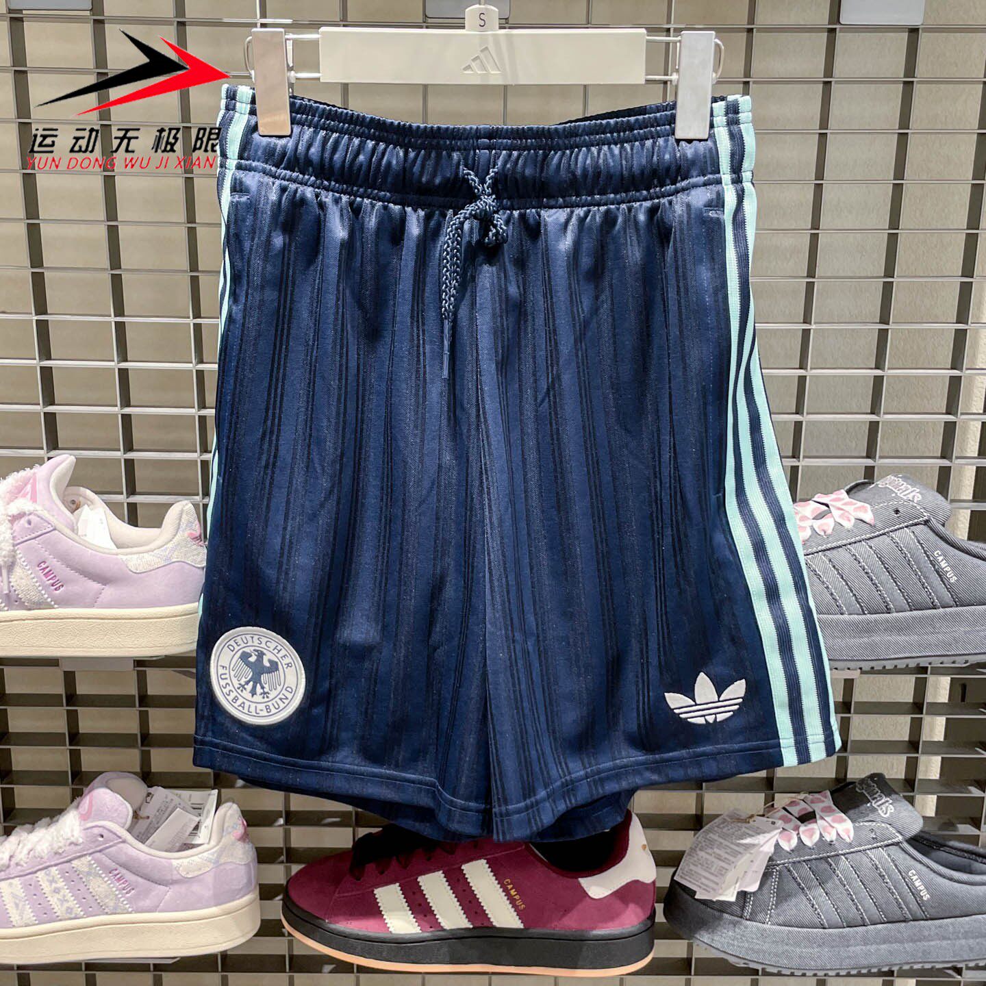 阿迪达斯三叶草男装2026夏季德国队足球文化竖条纹休闲短裤JZ9343