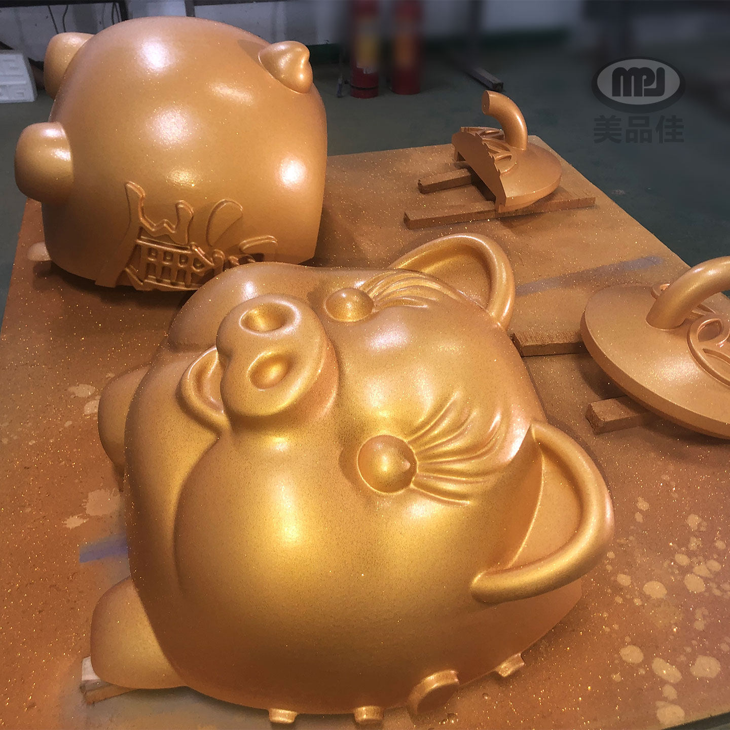 金色招财猪雕塑春节商场新年布置大型落地装饰品店铺开业摆件金粉