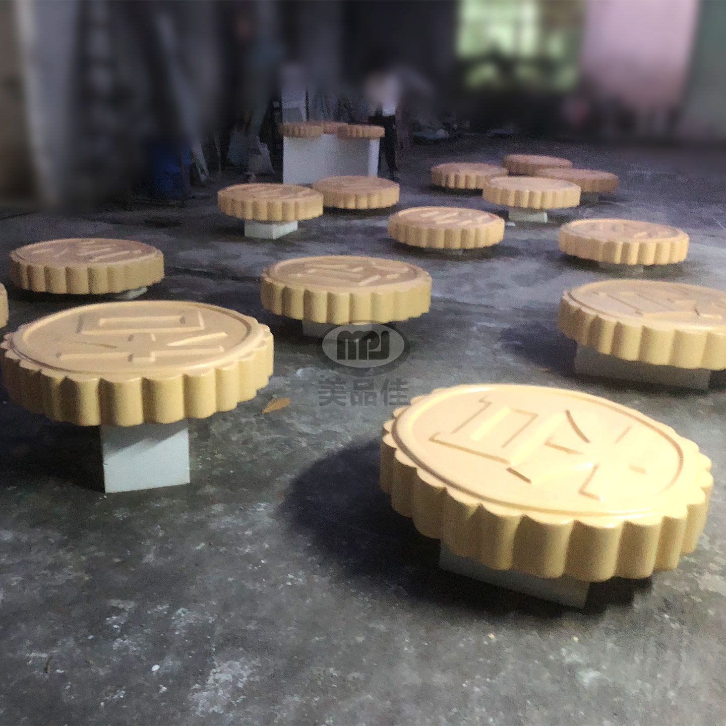 大型仿真杏仁月饼雕塑商场DP点陈列装置户外节日氛围装饰模型定制