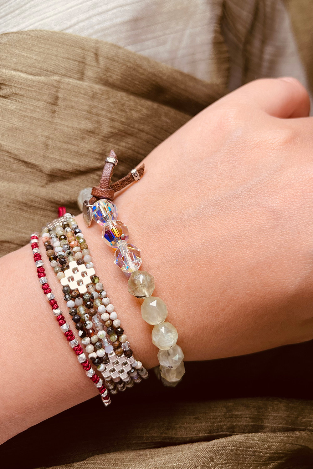 Lucky5层透辉石红纹石绿松石细小粒子半宝石与十字花925银手链