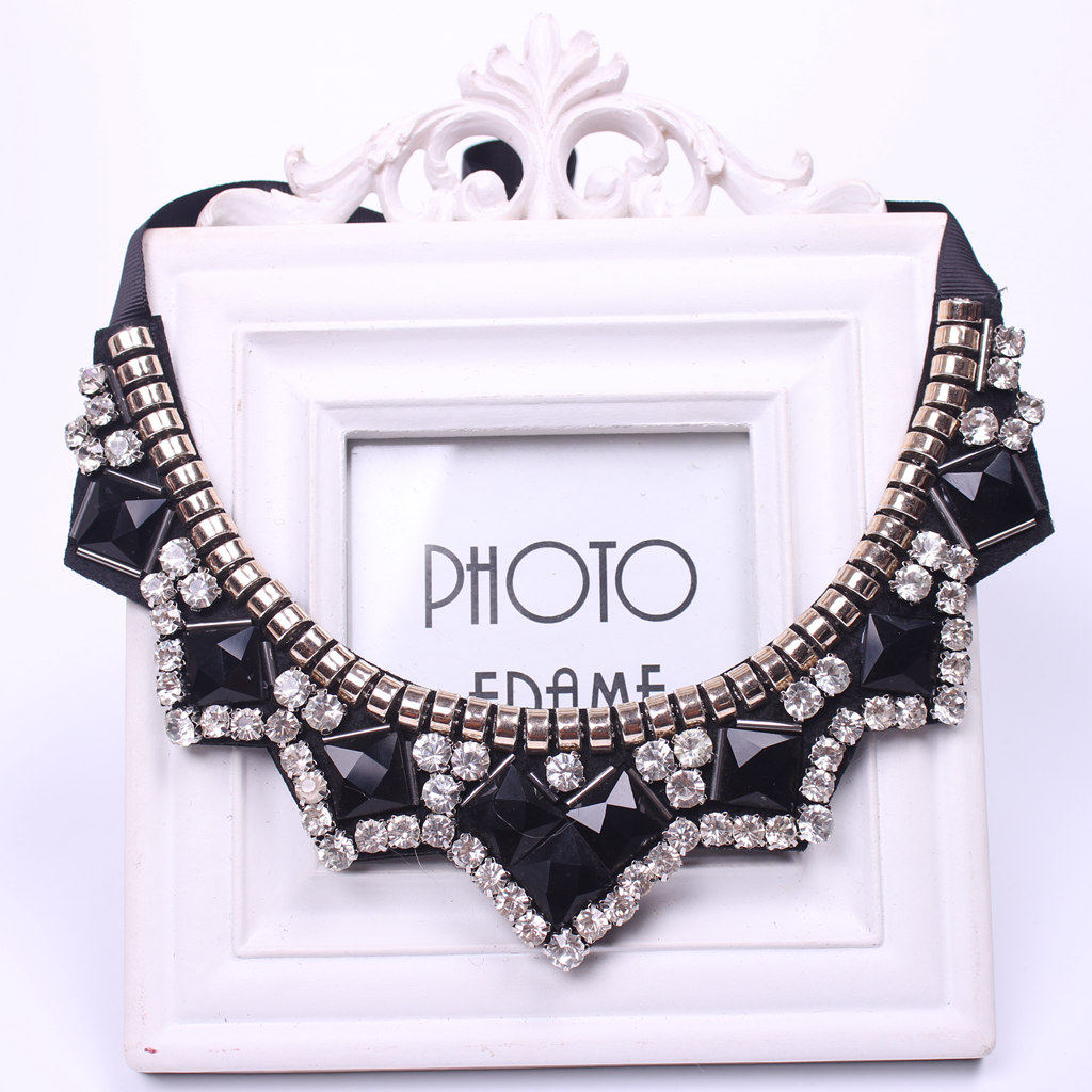 2019 NEW ARRIVALS VERSATILE FAKE COLLAR WOMENS EUROPEAN AND AMERICAN STYLE G TONE RHINESTONE SHORT CHAIN METAL LACE-UP NECKLACE