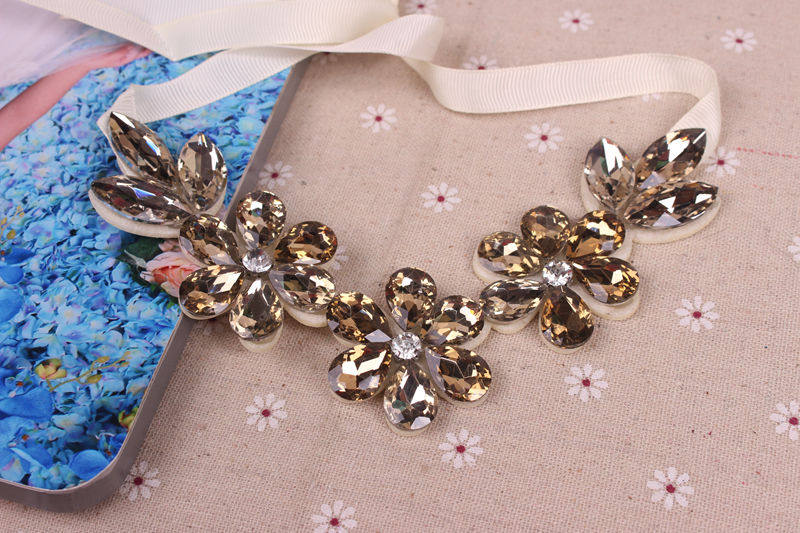 2021 NEW VERSATILE V-SHAPED EUROPEAN AND AMERICAN BIG BRAND FLOWER GLASS CRYSTAL NECKLACE FAKE COLLAR